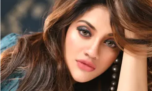 OMG- नुसरत जहां ने बेडरूम में दिखाई कयामत, बेड पर लेट कर दिए किलर पोज... बोले- Wow Hot, फायर...
