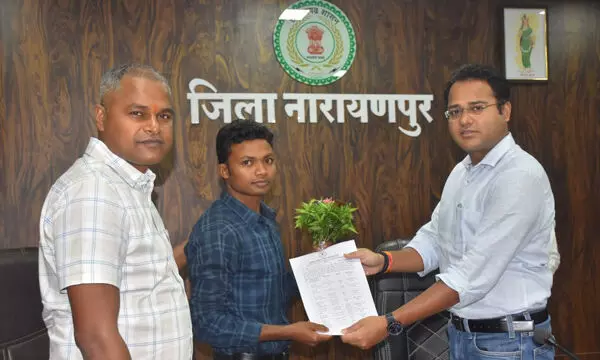 नारायणपुर जिले के विशेष पिछड़ी अबुझमाड़िया जनजाति के 7 युवाओं को मिला नियुक्ति पत्र नारायणपुर जिले के विशेष पिछड़ी अबुझमाड़िया जनजाति के 7 युवाओं को मिला नियुक्ति पत्र