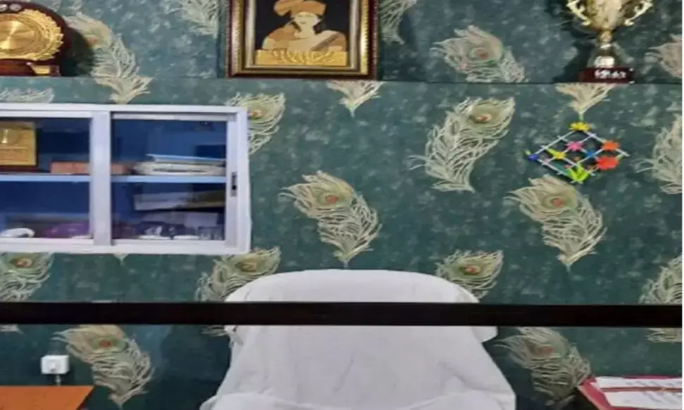 महिला जिला शिक्षा अधिकारी ने प्रोटोकाल को दरकिनार कर कार्यालय में लगाया खुद की फ़ोटो