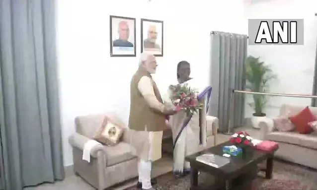 PHOTO: पीएम मोदी पहुंचे नई राष्ट्रपति द्रौपदी मुर्मू के घर, गुलदस्ता भेंट कर दी बधाई...देखें इन तस्वीरों को...