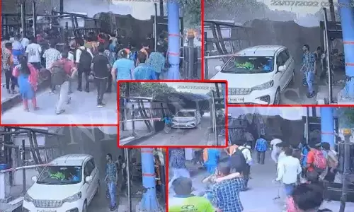 VIDEO: टोल प्लाजा में अचानक पलट गया ट्रक,  CCTV में कैद हुई हैरान करने वाली घटना... देखें
