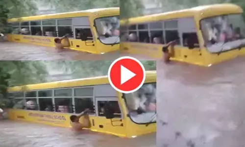 VIDEO: बच्चों से भरी स्कूल बस उफनते नाले में फंसी, दहशत में चीखने लगे बच्‍चे...गांव वालों ने बचाई जान...