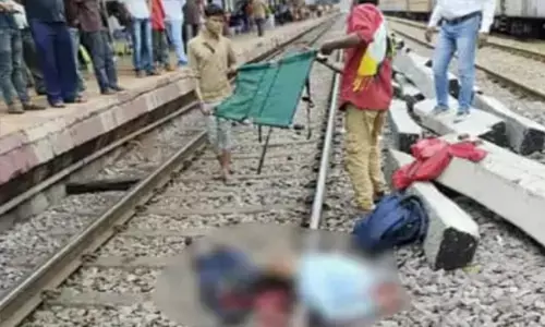 CG NEWS: ऑन ड्यूटी दौड़ कर चलती ट्रेन में चढ़ने के फिराक में लोको पायलट आया ट्रेन के नीचे, दो टुकड़ों में बंटा शरीर