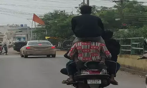 OMG: स्कूटी में चार सवारी, चालक को पड़ गया भारी, पुलिस ने काटा इतने रूपए का चालान...