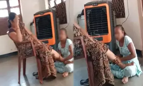 Video: नारी निकेतन की अधीक्षिका का युवतियों से पैर दबवाते वीडियो वायरल, कलेक्टर ने किया निलंबित...CG News