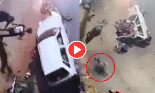 VIDEO मौत का कुआं: बाइक और कार के बीच जानलेवा टक्कर, ऊपर से गिर पड़ी कार... देखें