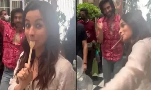 व्हाइट कुर्ता, मुंह में स्पून फंसाकर आलिया भट्ट ने किया जबरदस्त डांस, रणवीर सिंह ने बजाई तालियां... देखें वीडियो