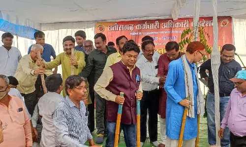 धरनास्थल पर हरेली: चौथे दिन भी दफ्तरों में काम ठप, कर्मचारी नेता गेड़ी चढ़े-औजारों की पूजा की; समर्थन देने पहुंची भाजपा