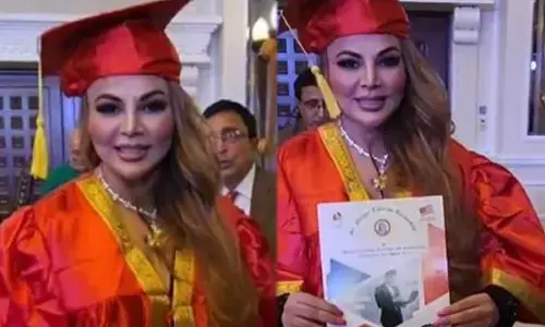 राखी सावंत बनीं डॉक्टर, MBA डिग्री किया हासिल!... लोग बोले- एडवांस में मर जाएगा मरीज...