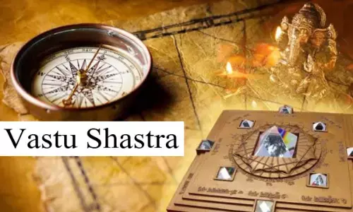 Vastu tips: वास्तुशास्त्र के मुताबिक धन, खुशी और समृद्धि चाहिए तो सोएं इस दिशा में सिर रखकर