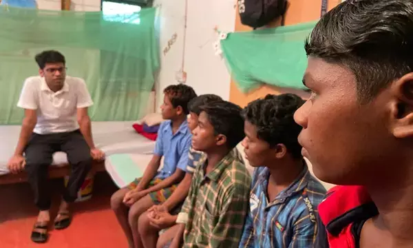 CG News: जब कलेक्टर ने संकल्प पहुंचकर पहाड़ी कोरवा बच्चों के बीच बैठकर जाना हालचाल...टॉप टेन में आने किया प्रोत्साहित