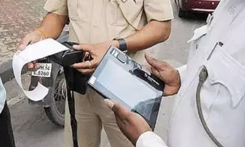 सावधान:  भूलकर भी अपने वाहन पर किसी को ना दे लिफ्ट, नहीं तो हो जाएगी बड़ी परेशानी... जानिए