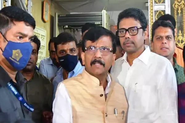 संजय राउत देर रात गिरफ्तार: 1,034 करोड़ के घोटाले में पूछताछ के बाद ईडी ने किया अरेस्ट, उद्धव पहुंचे राउत के घर