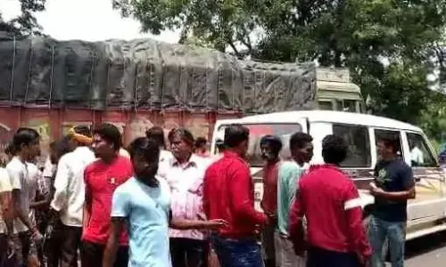 दर्दनाक हादसे में पिता पुत्र की मौतः स्कूल से पांच वर्षीय बेटे को लेकर जा रहे पिता की बाइक को ट्रक ने मारी टक्कर, दोनों की मौत