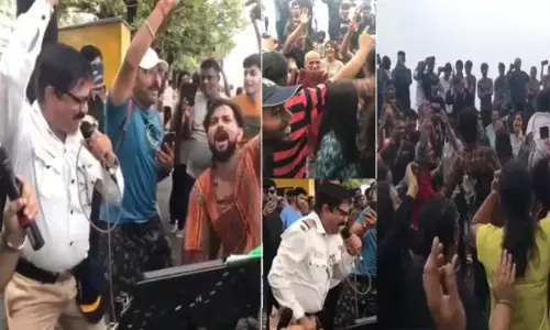 पुलिसकर्मी ने गाया धरम पाजी का शानदार गाना, मचाया धूम... मस्त मगन होकर झूम उठे लोग...