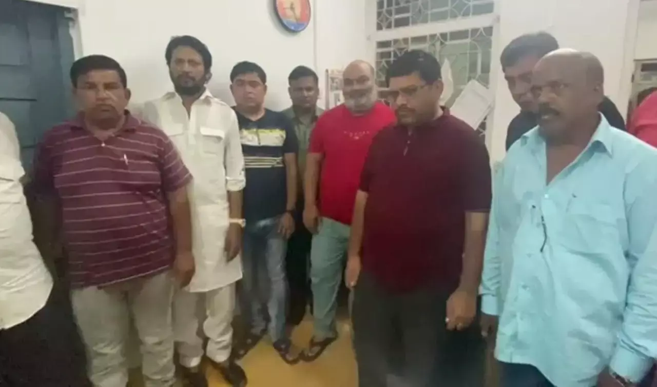 CG News- इस होटल में 10 जुआरी खेल रहे थे जुआ, तभी पुलिस आ धमकी...4 लाख नगदी के साथ 10 पकड़ाए....