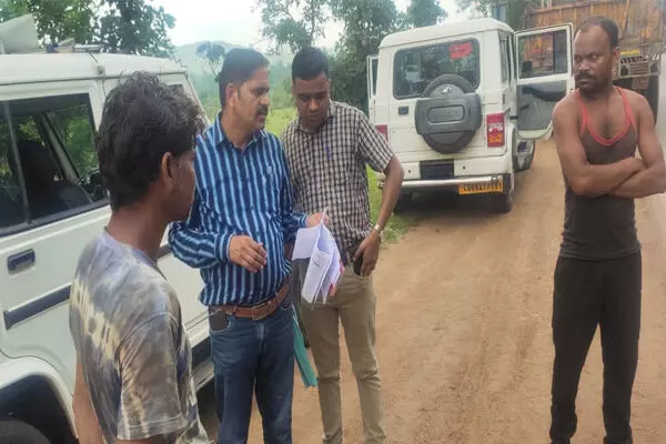 जॉइंट ऑपरेशन में फंसे वाहन: खनिज, आरटीओ और पुलिस ने की गाड़ियों की जांच...इस तरह की खामियां आई सामने जॉइंट ऑपरेशन में फंसे वाहन: खनिज, आरटीओ और पुलिस ने की गाड़ियों की जांच...इस तरह की खामियां आई सामने