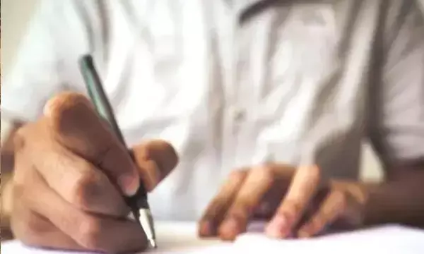 ऐसी छुट्टी न ली होगी...न सुनी होगी! क्लर्क ने BEO को लिखा- पत्नी मायके चली गई, मनाने के लिए छुट्टी दे दो...