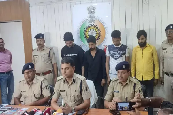 फर्जी कॉल सेंटर का भंडाफोड़: क्रेडिट कार्ड से धोखाधड़ी करने वाले चार आरोपी गिरफ्तार, ऐसे देते थे ठगी की घटना को अंजाम