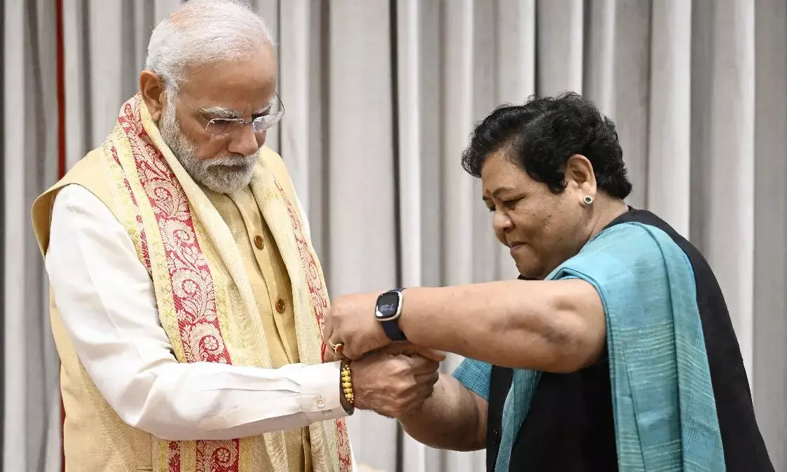 PM मोदी को राखी: राज्यपाल अनसुईया उइके ने प्रधानमंत्री को बांधी राखी, देखिए फोटो
