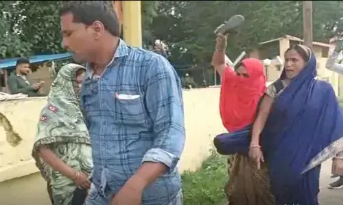 स्कूल का प्रिसिंपल बैड टच के आरोप में गिरफ्तार, महिलाओं ने थाने के सामने की चप्पल से पिटाई