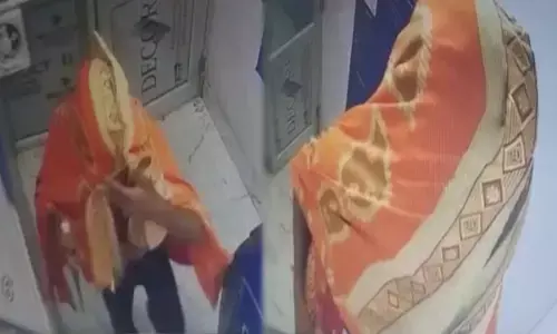 वीडियो-अजब चोर: ATM में चोरी करने कंबल ओढ़ कर पहुंचा चोर, तोड़ने लगा एटीएम, फिर...