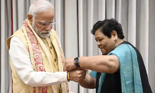 PM मोदी को राखी: राज्यपाल अनसुईया उइके ने प्रधानमंत्री को बांधी राखी, देखिए फोटो