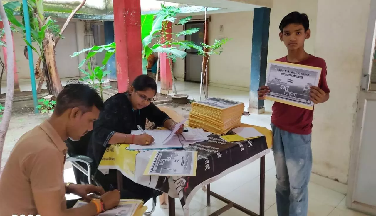 हर घर तिरंगा- हमर तिरंगा अभियान में लोग ले रहें बढ़-चढ़कर हिस्सा हर घर तिरंगा- हमर तिरंगा अभियान में लोग ले रहें बढ़-चढ़कर हिस्सा