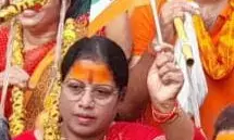 मेयर के हाथ में उल्टा तिरंगा: राजनांदगांव की मेयर हेमा देशमुख के खिलाफ थाने में शिकायत, भाजपा बोली- अब FIR दर्ज कराए कांग्रेस