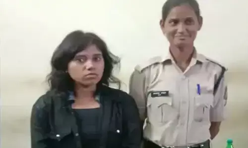 CG News आशिकी ने पहुंचाया हवालात में: युवक ने गर्लफ्रेंड को दी कार चलाने, युवती ने बाइक को ठोंका; तीन की मौत