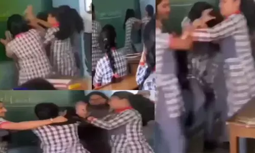 क्लासरूम में हुई जोरदार मारपीट: आपस बाल खींचकर लड़ाई करती दिखी लड़कियां...शिक्षक भी रह गए दंग...