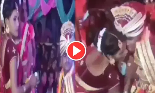 Jija Sali Ka Video: साली ने दूल्हे को किस कर बैठी, सदमे में आई दुल्हन!.. देखें
