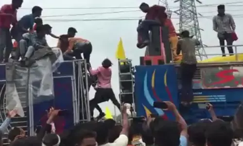 DJ की धुन पर मग्न होना पड़ा भारी, हाइटेंशन तार की चपेट में कांवड़िया की मौत, 3 घायल...