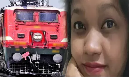 ट्रेन के दरवाजे में खड़े होकर बात कर रही थी इंटरव्यू से लौट रही युवती, गिरने से आई दूसरी ट्रेन की चपेट में, हुई मौत