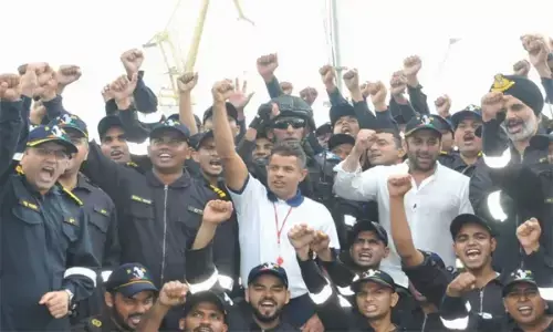 जवानों के साथ सलमान ने सेंकी रोटियां, लहराया तिरंगा, आजादी का मनाएं जश्न... देखें तस्वीरें