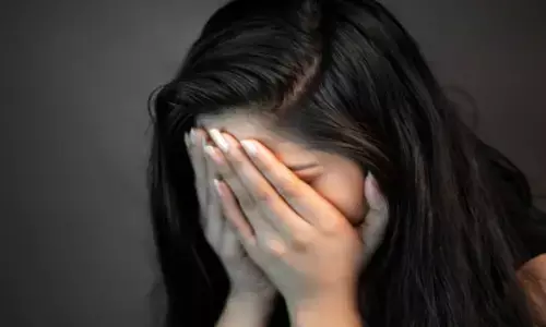 सड़क पर फफक-फफककर रो पड़ी लड़की, VIDEO देख आप भी रो पड़ोगे... बोलेंगे- काश ये मेरी बहन होती...
