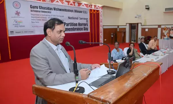 देश के विभाजन का दंश कुलपति प्रो. चक्रवाल ने इस काव्य रचना के जरिए किया व्यक्त...मासूमों के लहू से लिखी इबारत, आज एक बार फिर याद आई है...