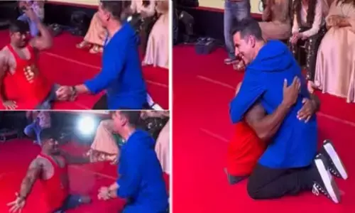 बिना पैरों के जमकर किया भांगड़ा, जमीन पर बैठकर इस शख्स संग नाचे अक्षय कुमार... देखें