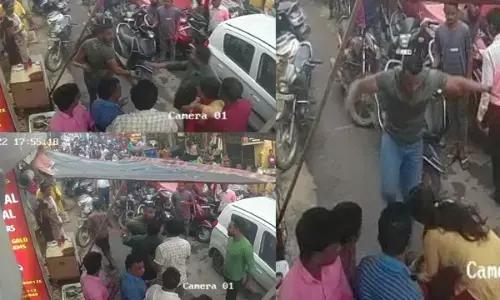 CG News: न्यायधानी में थाने के पास कार वाले की ऐसी गुंडागर्दी...लाठी निकाल निर्ममतापूर्व पिटने लगा बाइक सवार को, देखिए वीडियो