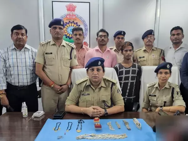 CG News- छत्तीसगढ़ में चोरी के दौरान खौफनाक वारदत...चोरों ने सिल पत्थर पटकर महिला को मार डाला, फिर बच्ची के गर्दन पर किया चाकू से वार, जमीन पर भी पटका...