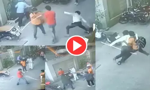 डिलीवरी बॉय की पिटाई VIDEO: तीन युवकों ने बेल्ट, पाइप और पत्थर से मारा, सिर में लगे 8 टांके, पैर भी टूटा...