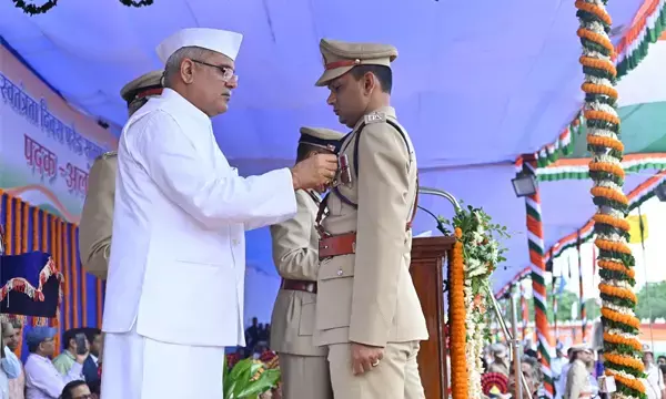 CM भूपेश ने स्वतंत्रता दिवस पर अधिकारियों को किया पुरस्कृत, 10 अधिकारियों को पुलिस वीरता पदक, 10 को भारतीय पुलिस पदक और 8 को यूनियन होम मिनिस्टर मेडल...