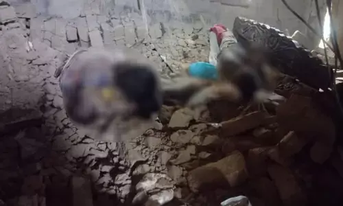 CG News ब्रेकिंग: एक ही परिवार के पांच लोगों की मौत: सो रहे परिवार पर गिरी दीवार, माता पिता और तीन बच्चों की दर्दनाक मौत...