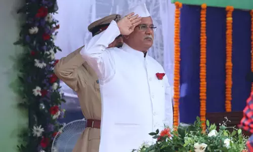 कका के दिल में चचाः छत्तीसगढ़ के सीएम भूपेश नेहरु टोपी और जैकेट में लाल गुलाब लगा स्वतंत्रता दिवस का झंडा फहराने पहुंचे पुलिस ग्राउंड, सलाहकार ने ट्वीट किया...