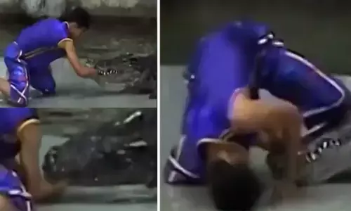 VIDEO खेल-खेल में हुआ खौफनाक हादसा: खूंखार मगरमच्छ ने शख्स का हाथ दबोचा... देखकर लोग बोले- हे राम...
