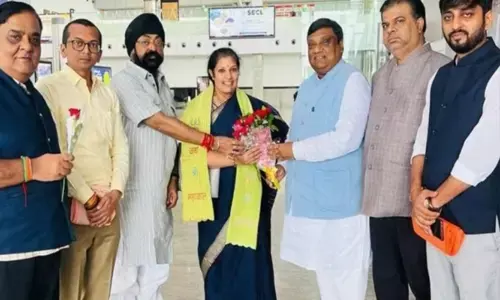 नए नेता प्रतिपक्ष के नाम का लिफाफा लेकर पुरंदेश्वरी रायपुर पहुंची, बीजेपी नेताओं ने एयरपोर्ट पर किया स्वागत