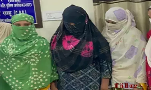 सीजी न्यूज SEX रैकेट: शादीशुदा तीन युवक तीन कॉलगर्ल के साथ रंगरेलियां मनाते हुए धराएं, सेक्स रैकेट के लिए किराए पर लिया गया था मकान...