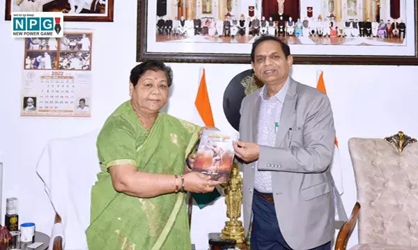 राज्यपाल से मिले-कुलपति प्रो. चक्रवाल, स्वयं संपादित बिरसा मुंडा- जनजातीय गौरव पुस्तक की भेंट