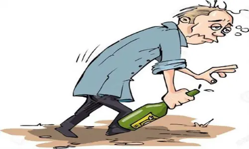 छत्तीसगढ़ में शराब के नशे में स्कूल पहुंचे मास्टर साब...बच्चों को छड़ी से पीटने लगे, प्रधान पाठक के खिलाफ थाने में शिकायत