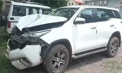 CG: मंत्री की सरकारी फॉरचुनर कार ने दो युवकों को कुचला, एक की मौत, दूसरा घायल